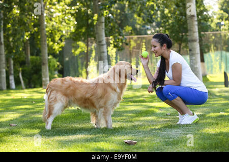 Jeune femme avec chien Banque D'Images