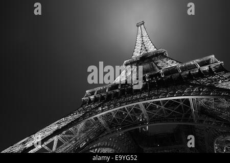 Tour Eiffel à Paris de nuit, noir et blanc, low angle view Banque D'Images