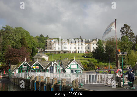 Bowness-on-Windermere steamer pier Lewis's Coffee Shop cafe de navire-côte avec The Belsfield Hotel en arrière-plan. Banque D'Images