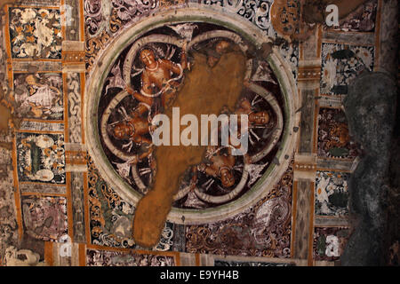 Cave 17 : Véranda. Peinture plafond montrant des hommes à motif géométrique. Grottes d'Ajanta Aurangabad, Inde Banque D'Images