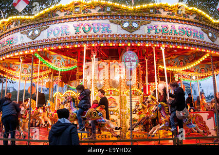 Merry-go-round carrousel sur la rive sud de Londres Banque D'Images