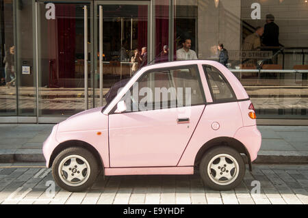 Bouilloire rose G-Wiz voiture garée dans une rue de Londres Banque D'Images