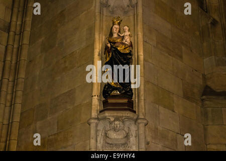 Statue de Jésus Christ et la Très Sainte Vierge Marie à l'intérieur de la Basilique de Saint Vitus de Prague Banque D'Images