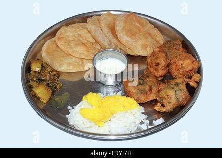 Thali Maharastrian avec Pakoras de légumes, riz, bhaji dal et puri. Le Maharashtra, Inde. Banque D'Images