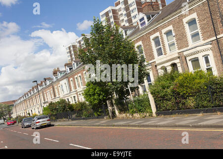 Maisons Mitoyennes sur Falconar Street, Newcastle. Beaucoup de ces maisons familiales ont été converties en appartements d'étudiants locataires multiples. Banque D'Images