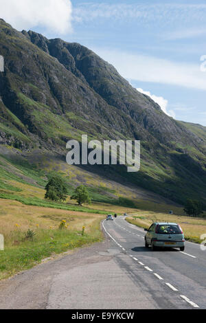 Les voitures qui circulent sur l'A82 via la route de Glen Coe dans les Highlands Scotland UK Banque D'Images