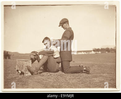 Cette image capture deux soldats dans un champ au camp de Brighton en 1914, peu de temps avant le déclenchement de la première Guerre mondiale. La photographie offre un aperçu de la vie militaire au début de la guerre, avec des soldats qui se préparent au conflit. Banque D'Images