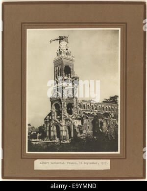 La cathédrale Albert en France a été lourdement endommagée par des tirs d'obus pendant la première Guerre mondiale, reflétant la destruction généralisée causée par le conflit sur les monuments religieux et culturels. Banque D'Images