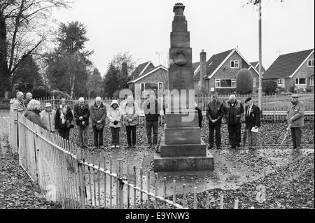 Jour de l'Armistice 11/11/11. Un petit groupe de vieux soldats et leurs familles se réunissent au mémorial de guerre dans la petite ville galloise de Presteigne, Powys, Royaume-Uni Banque D'Images