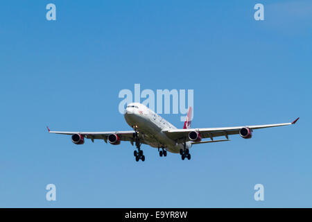 Virgin Atlantic avion Airbus A340-300, G-VELD, nommé African Queen, sur son approche pour l'atterrissage à l'aéroport de Londres Heathrow, Angleterre, RU Banque D'Images