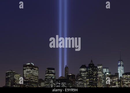 11 septembre hommage dans les faisceaux lumineux vue à travers l'East River à partir de Brooklyn 2013 Banque D'Images