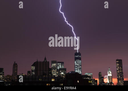 Les éclairs d'un orage sur Manhattan frappe un World Trade Center Banque D'Images