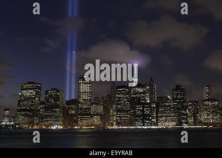 11 septembre hommage dans les faisceaux lumineux vue à travers l'East River à partir de Brooklyn 2014 Banque D'Images