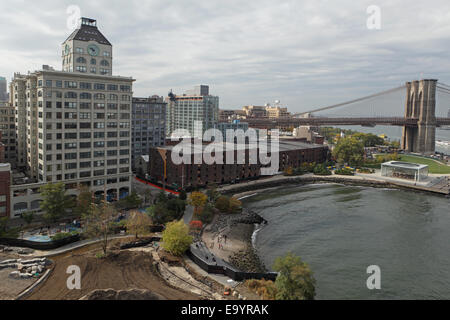 DUMBO, entre Manhattan et Brooklyn ponts nouveaux développements en cours Banque D'Images