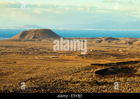 Vue depuis Calderon Honda à un cône volcanique près de Corralejo, avec au-delà de Lanzarote ; Lajares, Fuerteventura, Îles Canaries, Espagne Banque D'Images