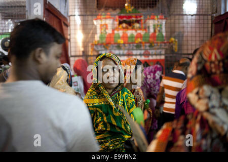 Dhaka, Bangladesh. 29Th sep 2014. Les Musulmans chiites du Bangladesh se sont réunis en prière dans Hoseni dalan le jour avant d'Ahoura, à Dhaka, Bangladesh, le 3 novembre 2014. Chiites mark Ashoura, le dixième jour du mois de Muharram, pour commémorer la bataille de Karbala quand l'Imam Hussein, petit-fils du Prophète Mohammed, a été tué. © Suvra Kanti Das/ZUMA/ZUMAPRESS.com/Alamy fil Live News Banque D'Images