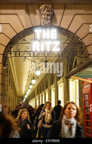 Londres, Royaume-Uni - 03 novembre, 2014 : Le Ritz Hotel, 5 étoiles, situé à Piccadilly, style néo-classique, construit par Charles Mewes ouverte, Banque D'Images