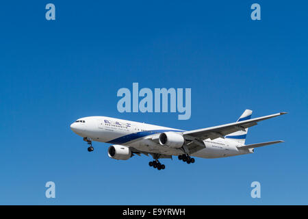 El Al avion Boeing 777-200, 4X-BCE, du nom de Netanya, sur son approche pour l'atterrissage à l'aéroport de Londres Heathrow, Angleterre, RU Banque D'Images