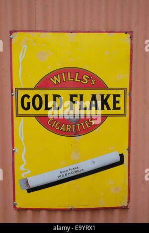 Une ancienne plaque emaillée publicité Wills's 'Gold Flake' cigarettes. Banque D'Images