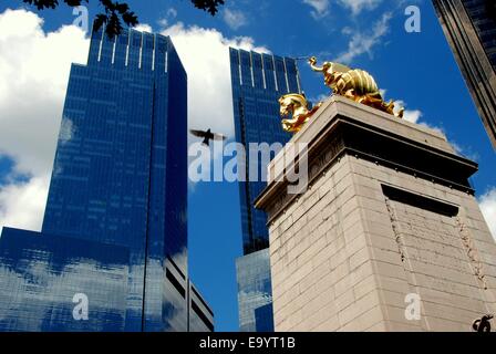 NYC : la double tours du Time Warner Center à 10 Columbus Circle et le souvenir le Monument du Maine Banque D'Images