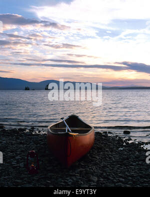 Canot par Maine Lac au coucher du soleil Banque D'Images