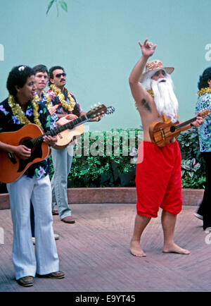 Hawaiian muscians y compris sur habillé en père Noël saluer les touristes sur la grande île pendant les vacances de Noël Banque D'Images