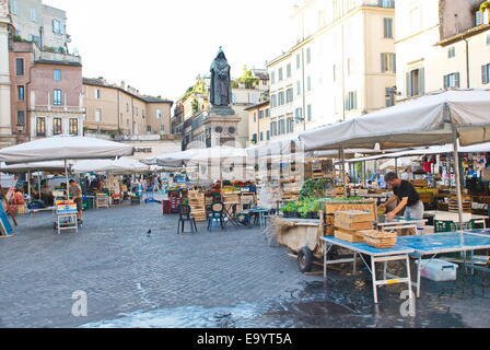 Tôt le matin, préparation de la nourriture des vendeurs à Rome, Italie. Banque D'Images