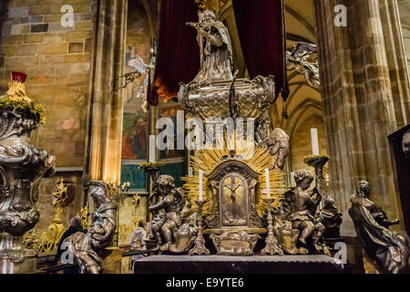 Autel d'or de statues et objets catholiques et des symboles à l'intérieur de la Cathédrale St Vitus à Prague Banque D'Images