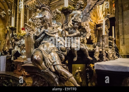 Autel d'or de statues et objets catholiques et des symboles à l'intérieur de la Cathédrale St Vitus à Prague Banque D'Images