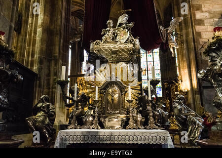 Autel d'or de statues et objets catholiques et des symboles à l'intérieur de la Cathédrale St Vitus à Prague Banque D'Images