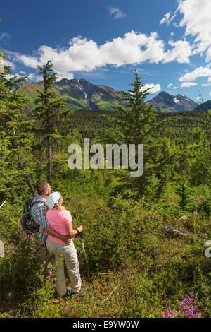 Deux randonnées et profiter de la vue, Kenai mountains dans l'arrière du terrain, Moose Pass, péninsule de Kenai, Southcentral Alaska, USA. Banque D'Images