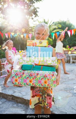 Fille avec pile de cadeaux d'anniversaire Banque D'Images