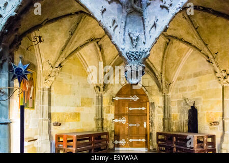 Les détails architecturaux à l'intérieur de la cathédrale gothique de Saint Vitus de Prague Banque D'Images