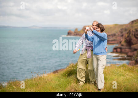 Couple qui, selfies côte près de Marloes, Pembrokeshire Coast National Park, Pays de Galles, Royaume-Uni Banque D'Images