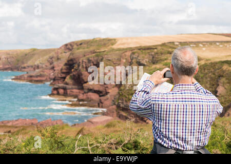 Man taking photograph, Chemin de la côte près de Marloes, Pembrokeshire Coast National Park, Pays de Galles, Royaume-Uni Banque D'Images