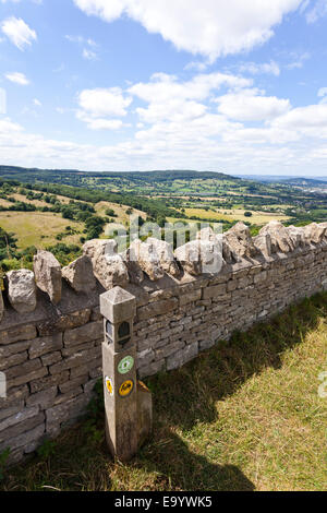 La vue depuis le sentier Cotswold Way National sur l'escarpement à Crickley Cotswold Hill Country Park, Gloucestershire UK Banque D'Images