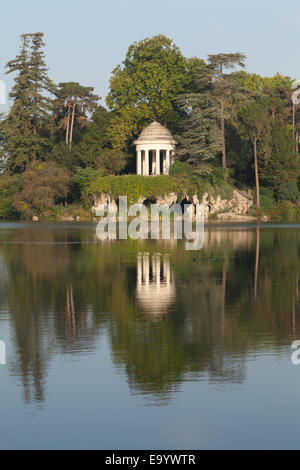 Vue sur le lac Daumesnil et Temple de l'amour romantique sur l'île de Reuilly, Bois de Vincennes. Paris, France. Banque D'Images