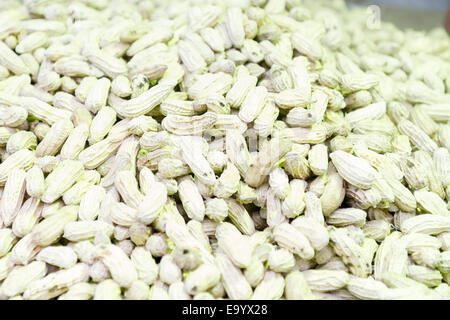 Bande d'arachides dans des obus sur un marché Banque D'Images