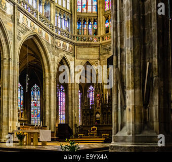 Les détails architecturaux à l'intérieur de la cathédrale gothique de Saint Vitus de Prague Banque D'Images