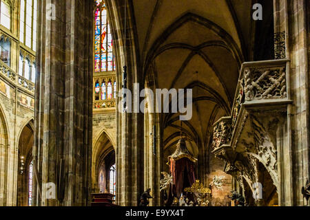 Les détails architecturaux à l'intérieur de la cathédrale gothique de Saint Vitus de Prague Banque D'Images