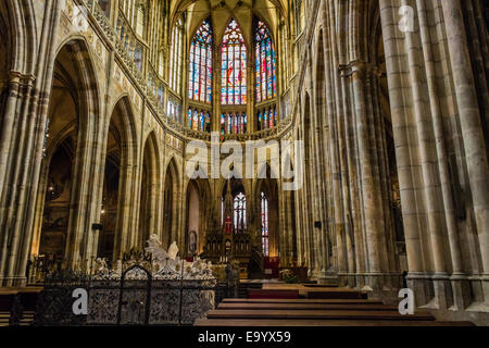 Les détails architecturaux à l'intérieur de la cathédrale gothique de Saint Vitus de Prague Banque D'Images