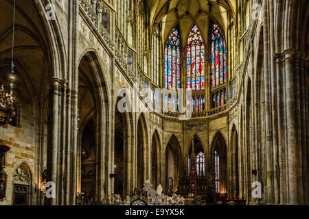 Les détails architecturaux à l'intérieur de la cathédrale gothique de Saint Vitus de Prague Banque D'Images