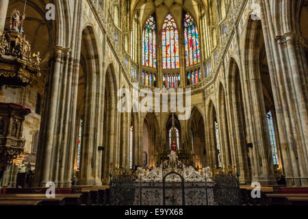 Les détails architecturaux à l'intérieur de la cathédrale gothique de Saint Vitus de Prague Banque D'Images