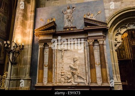 Autel d'or de statues et objets catholiques et des symboles à l'intérieur de la Cathédrale St Vitus à Prague Banque D'Images