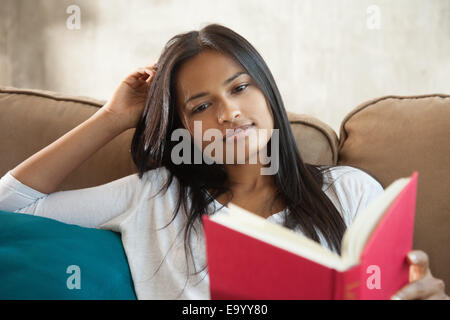 Woman Reading book at home Banque D'Images