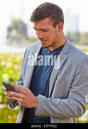 Businessman using smartphone Banque D'Images