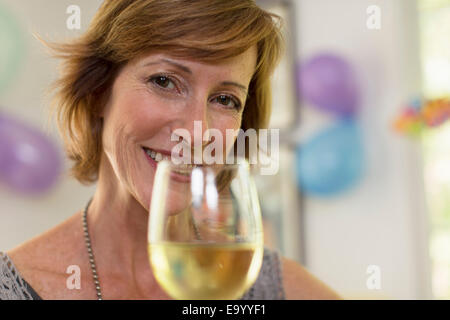 Portrait of young woman holding glass of wine Banque D'Images