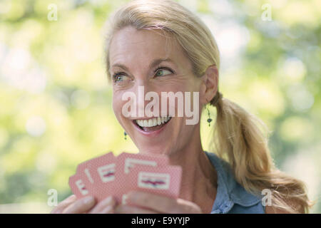 Young woman playing cards Banque D'Images