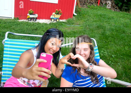 Deux adolescents taking self portrait with smartphone Banque D'Images