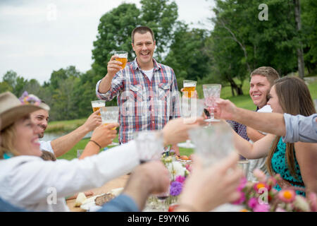 La famille et les amis faire un toast au repas en plein air Banque D'Images